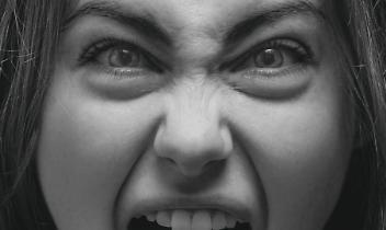 Aggredisce l’ex compagno