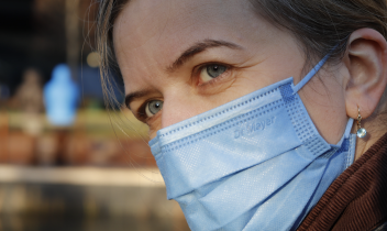 Foto generica di una donna con mascherina al tempo del Covid