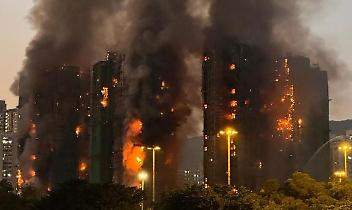 Inferno verticale a Hong Kong: sette torri divorate dal fuoco in pochi minuti