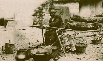 Calderaio ambulante al lavoro