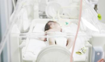 Neonato di cinque mesi gravemente ferito dopo il malore improvviso della madre