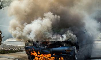 Auto in fiamme a Beinasco