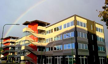 Sesso orale in bagno e masturbazioni col cronometro: maestro di canto a processo per abusi