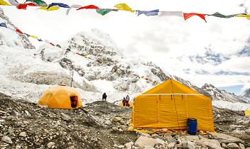Tre Passi, gelo e meraviglia: il CAI porta il Canavese fino al Campo Base dell&rsquo;Everest
