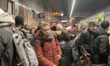 Porta Susa, pendolari nel caos: treno puntuale ma porte bloccate