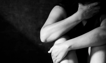 Durante l'ennesimo litigio, spacca la mandibola alla moglie. In aula a Ivrea il figlio lo ripudia