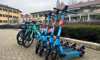 Monopattini a Settimo: il Comune vola nel futuro, i cittadini cadono dal divano