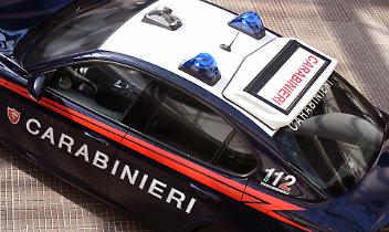 Sfondano la vetrina con l'auto rubata e fanno incetta di profumi e scappano