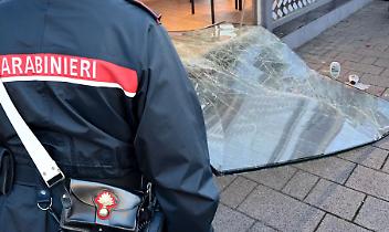 Spaccata notturna a Druento, auto-ariete contro un negozio in centro: caccia alla banda