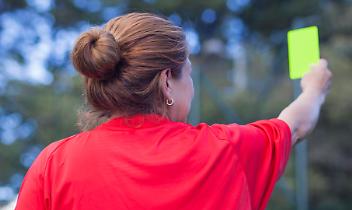 &laquo;Vai a casa a lavare i piatti&raquo;: offesa all&rsquo;arbitra in Coppa Italia, i tifosi intervengono