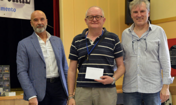 Il Maestro Silvano Saccona, al centro tra l'assessore Fossati e il presidnte del Circolo, Risso