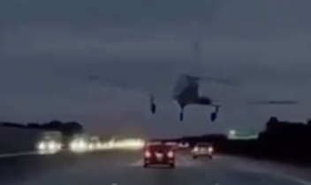 Atterraggio di emergenza in autostrada: il velivolo colpisce un'auto (VIDEO)