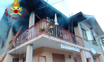 Incendio in un&rsquo;abitazione a Lanzo Torinese, otto squadre dei Vigili del Fuoco al lavoro
