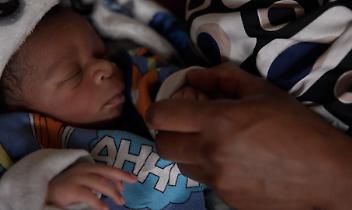 Nascere in guerra: 8 milioni di bambini venuti al mondo nel 2025 in mezzo a conflitti e disastri