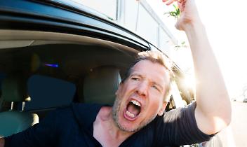 Urla e insulti davanti alla scuola