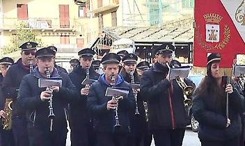 La Fanfara Cantoirese durante la sfilata per le vie del paese