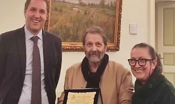 Agli&egrave; saluta la sua memoria fotografica