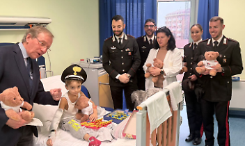 Babbo Natale arriva in corsia con i Carabinieri: sorrisi e regali ai piccoli pazienti degli ospedali torinesi