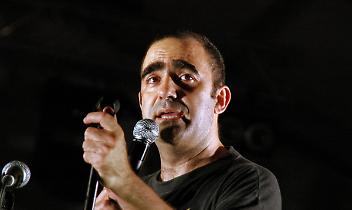 Elio sbarca a Biella e porta il Concertozzo: risate, musica e inclusione senza filtri