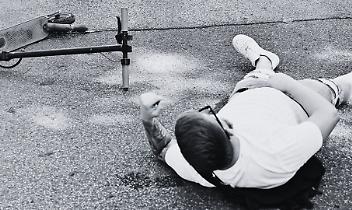 Si lancia sulle auto