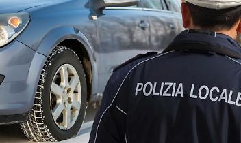 Auto sul ghiaccio, un tornante diventa una trappola sopra Mezzenile