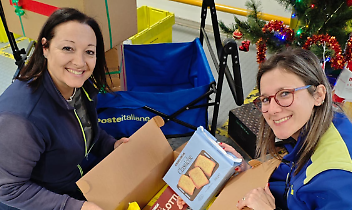 Quando la divisa incontra la solidariet&agrave;: a Moncalieri i postini riempiono 15 pacchi contro la povert&agrave;