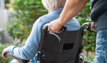 Anziana fugge dalla casa di riposo e si rompe una gamba: quando la responsabilit&agrave; &egrave; della struttura