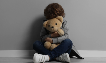 L'incubo dentro casa: quando i genitori litigavano i figli scappavano dai vicini