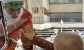 Babbo Natale scende dal cielo: un regalo per i piccoli pazienti del Bambino Ges&ugrave; (VIDEO)