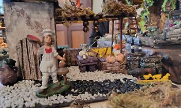 Polistirolo, legno e tanta pazienza: i presepi artigianali che accendono Palazzo Ellena