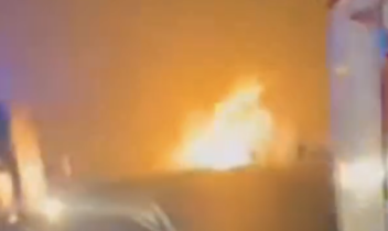 Autobotte carica di GPL prende fuoco sull'A1: il video dell'esplosione