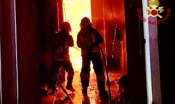 Notte di fuoco a Settimo Rottaro: box e legnaia distrutti dalle fiamme, auto incenerita