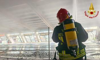 Fiamme sulla piscina comunale di Susa