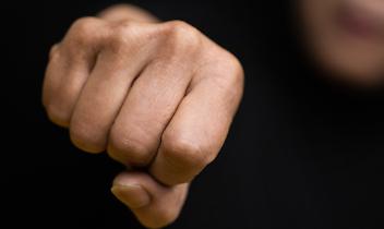 Ubriaco minaccia il fratello e scatena il caos sotto casa, tensione altissima a Beinasco