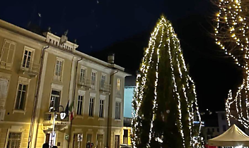 La piazza di Ceres illuminata per il Natale