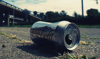 Stazione di San Benigno: binari pieni di rifiuti, ma a gennaio arrivano i lavori di pulizia