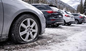 Capodanno amaro a Bardonecchia: gomme tagliate nel parcheggio di Melezet
