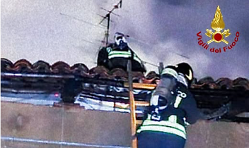 Incendio a Villareggia, tetto in fiamme in via Nuova