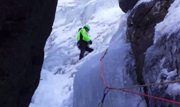 Bloccata sulla cascata di ghiaccio della Bellegarda: recuperata con l&rsquo;elicottero