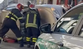 Auto si ribalta a Collegno in pieno giorno, feriti e traffico in tilt all&rsquo;incrocio cittadino