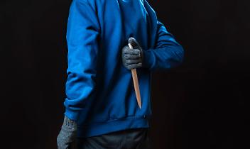 Lite banale finisce nel sangue a Novara: 40enne accoltella la vicina in strada e viene arrestato