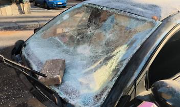 Auto devastata nel quartiere Regio Parco: bivacco, incendio e furia vandalica a Torino