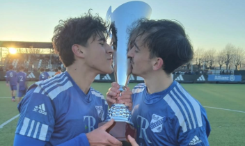 I ragazzi dell'Under 17 baciano la Coppa