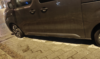 Gomme tagliate al minibus del Palaghiaccio di Pinerolo