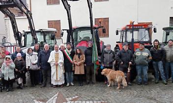 Il gruppo di agricoltori e simpatizzanti con don Stefano e le autorit&agrave;