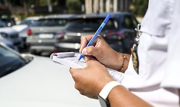 Pedoni costretti in strada