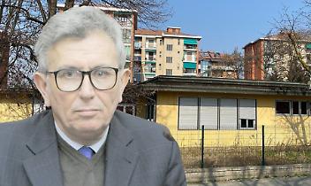 Claudio Castello, sindaco di Chivasso. Sullo sfondo l'ex scuola Marsan