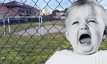 Erba ricresciuta, cancelli ancora chiusi