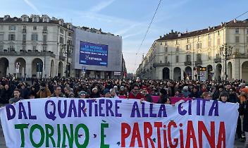 Askatasuna, Torino in piazza: migliaia ai cortei tra Porta Susa e Palazzo Nuovo