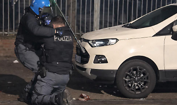 Poliziotto massacrato a martellate a Torino: il video della guerriglia per Askatasuna